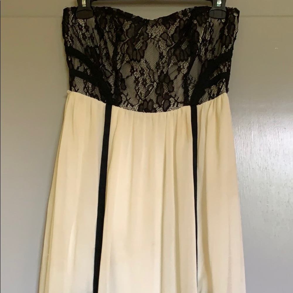 👠2 for $40 Boutique Ivory and Black Maxi Dress